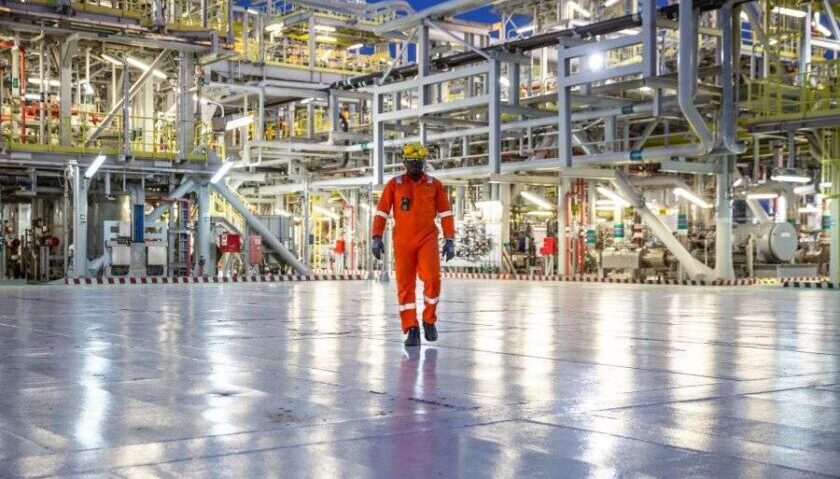 Interno di un impianto di raffinazione di gas dell'Eni