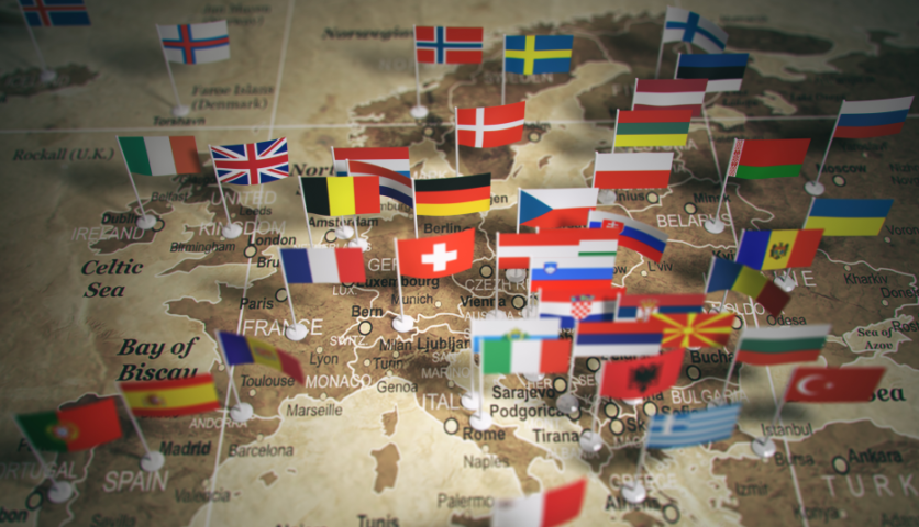 Una mappa politica dell'Unione europea con le bandierine dei paesi che la compongono