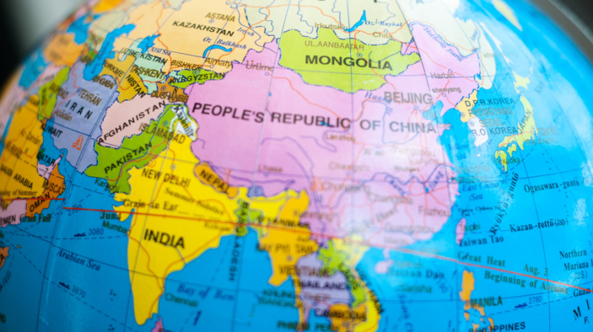Una vista ravvicinata di un mappamondo che mostra l'area asiatica e, in particolare, la Cina