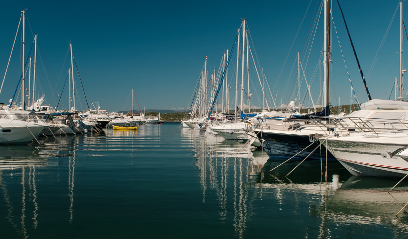 Yacht ormeggiati in un porticciolo turistico