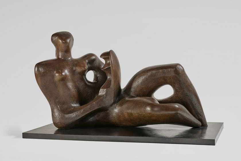Reclining Mother and Child di Henry Moore
