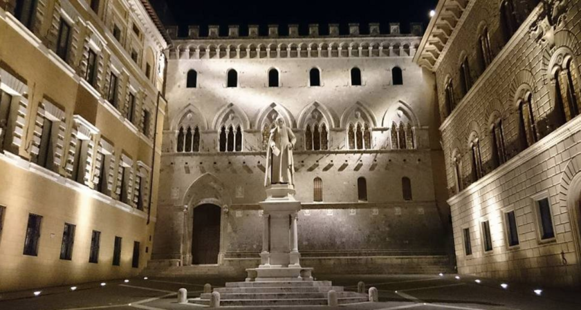 Un'immagine notturna della sede di Banca Mps, Rocca Salimberni, illuminata