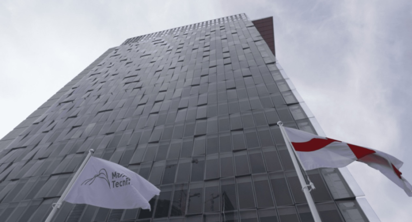 Il palazzo in cui a sede Maire a Milano. L'inquadratura è dal basso verso l'alto