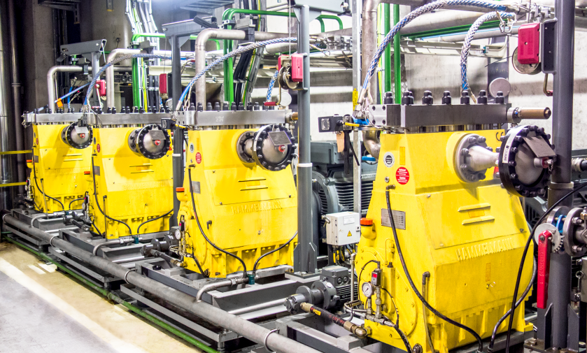 Uno stabilimento Interpump. Produzione di pompe alla catena di montaggio