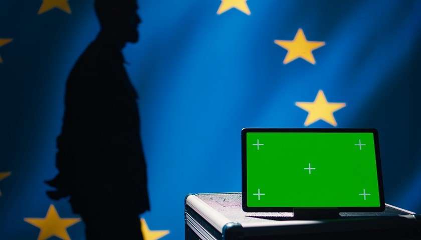 Un militare europeo usa un sistema di difesa su un monitor