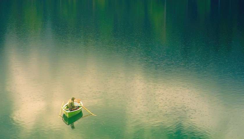 Un uomo in una barca su un lago in Cina