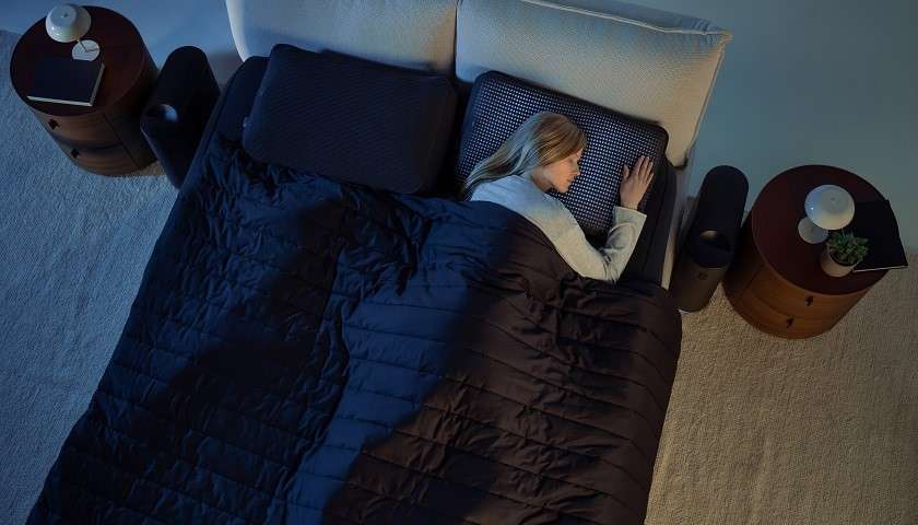 Una donna dorme con il Pod e il kit completo di Eight Sleep