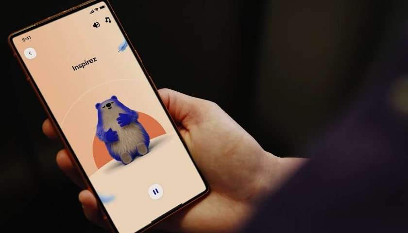 Una donna usa l'app di Alan Play sullo smartphone