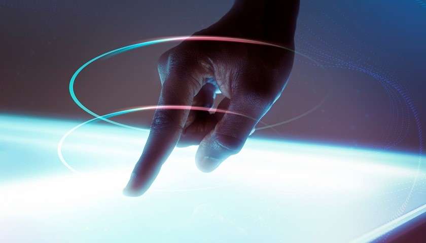 Una mano utilizza uno schermo virtuale simbolo di tecnologia avanzata