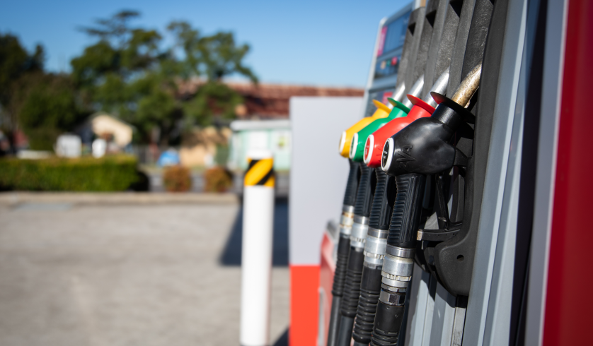 Un distributore di benzina con le pompe colorate di giallo, verde, rosso e nero per distinguere il tipo di carburante erogato