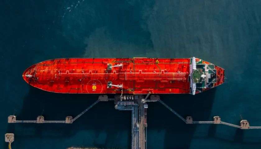 Vista di una petroliera dall'altro, ancorata al terminale di deposito