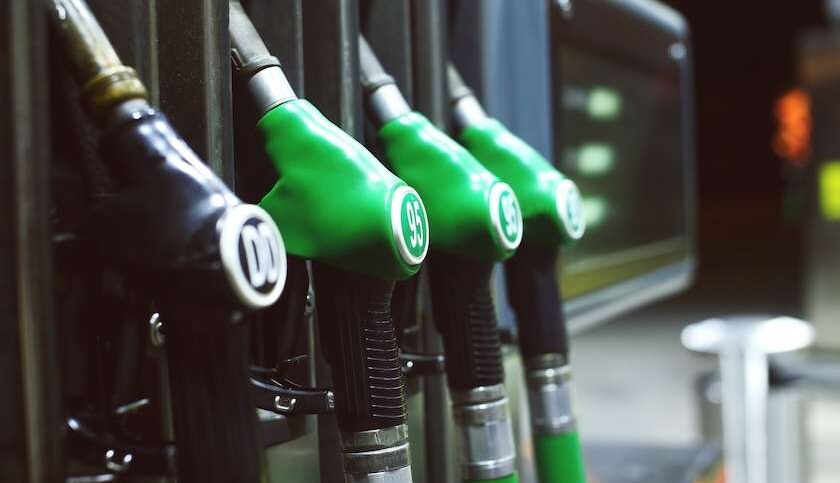 Pompe di benzina in un distributore di carburante, simbolo dei rincari e del possibile bonus anti-rincari del Governo