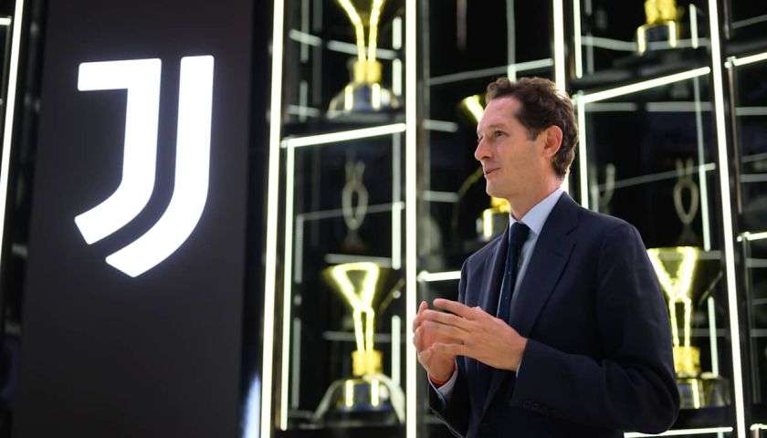 john elkann durante una conferenza stampa di Juventus