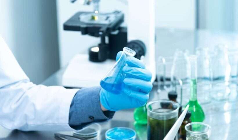 Scienziato in laboratorio con provette in mano