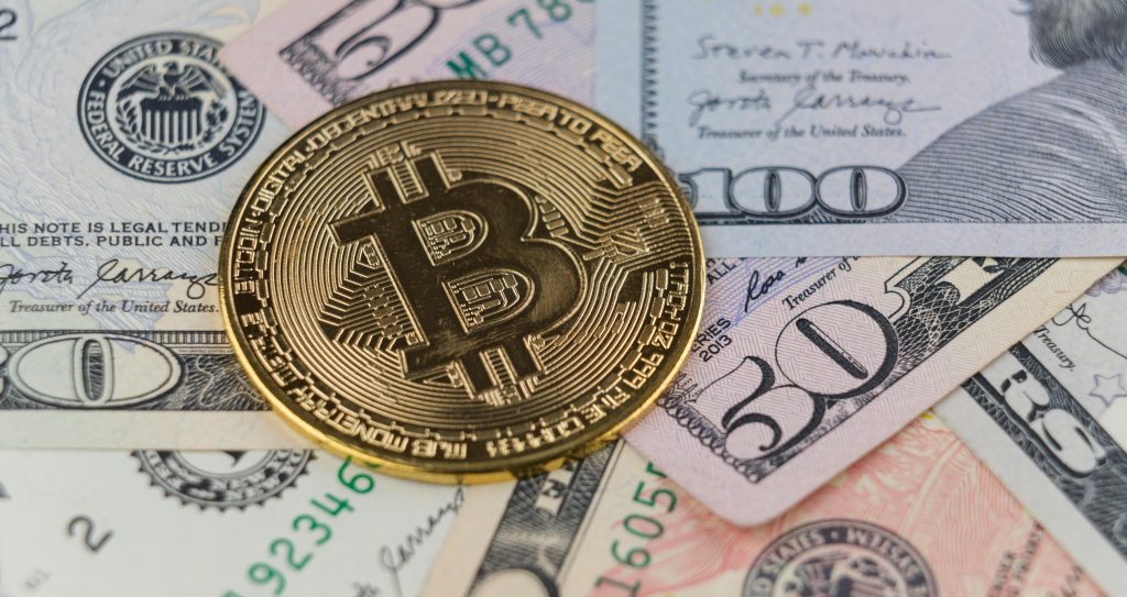 Immagine di Bitcoin sopra banconote in dollari
