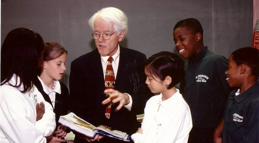 Immagine di Peter Lynch insieme a dei ragazzi in una scuola