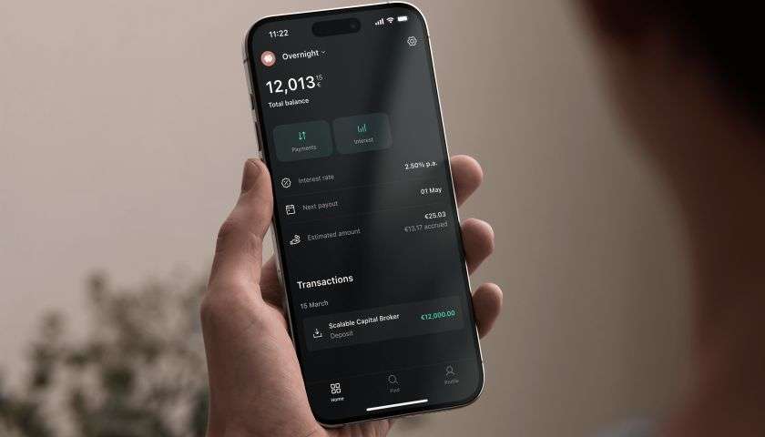 una foto di un cellulare che riprende la piattaforma Scalable Capital