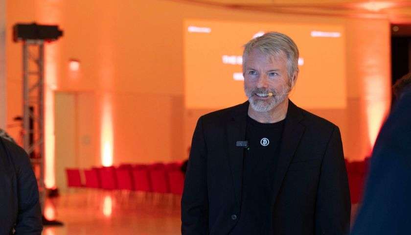 una foto di Michael Saylor, fondatore di Stratey, a una conferenza