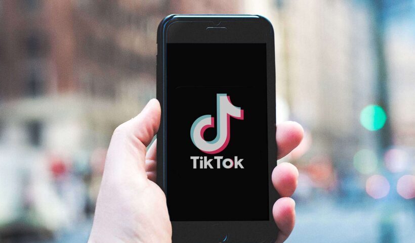 TikTok sull'iPhone in mano.