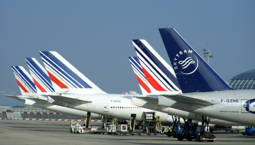 Aerei Air France ai parcheggi di stazionamento di un aeroporto