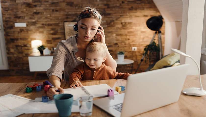 Mamma lavora al computer con bambino a casa – bonus mamme 2026 riesame INPS