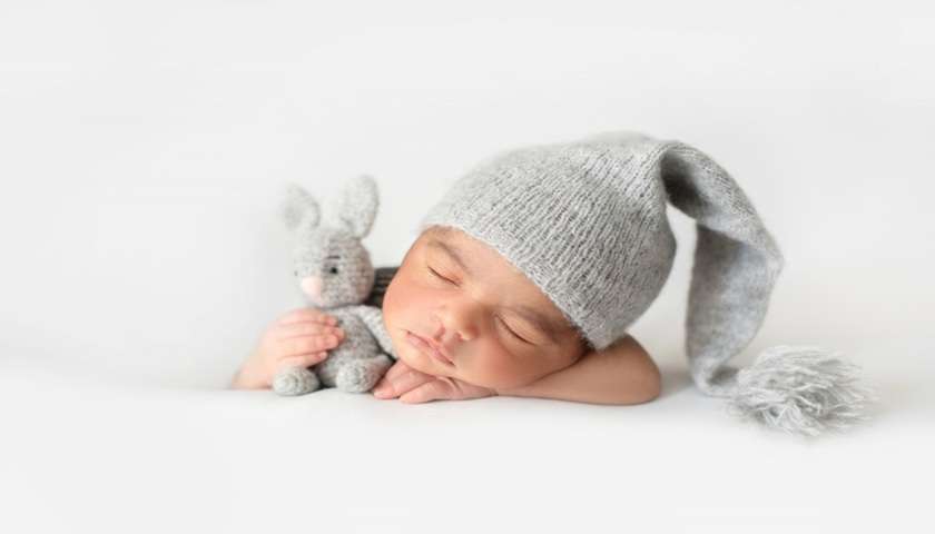 Neonato che dorme con cappellino e peluche – bonus nuovi nati 2026 requisiti ISEE e richiesta