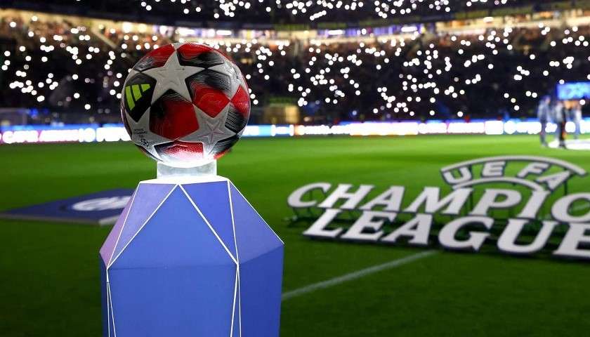Il pallone della Champions League in campo prima dell'inizio della partita tra Inter e Monaco
