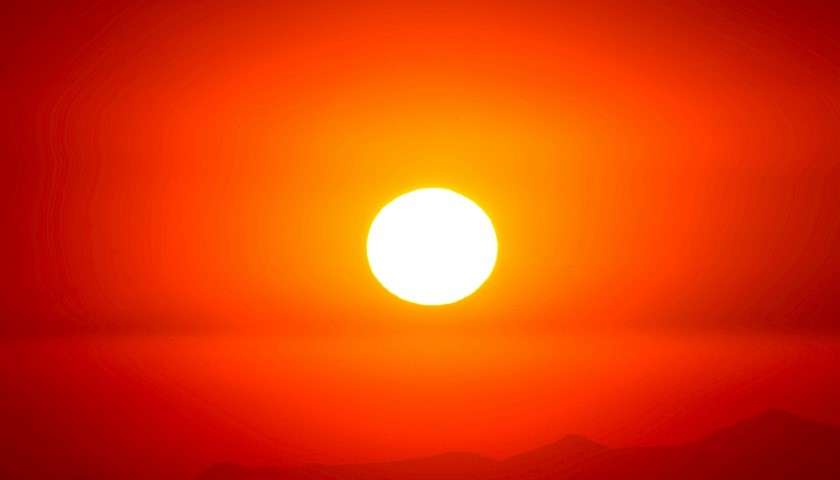 Il sole al tramonto durante una calda giornata d'estate