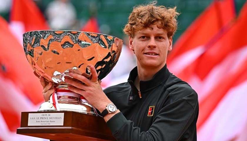 Jannik Sinner alza il trofeo vinto all'Atp Montecarlo 2026