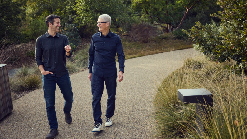 Joh Ternus e Tim Cook a passeggio nei giardini della sede di Apple