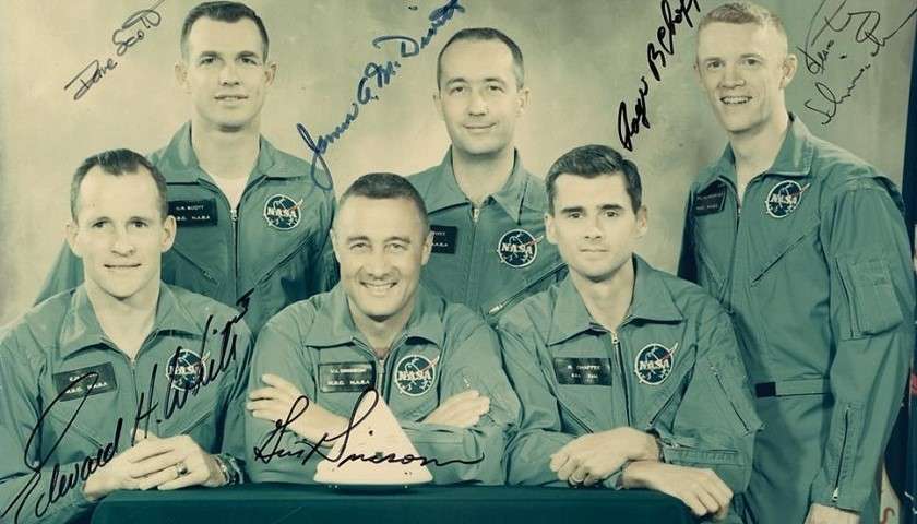 La foto autografata degli astronauti della missione Apollo 1