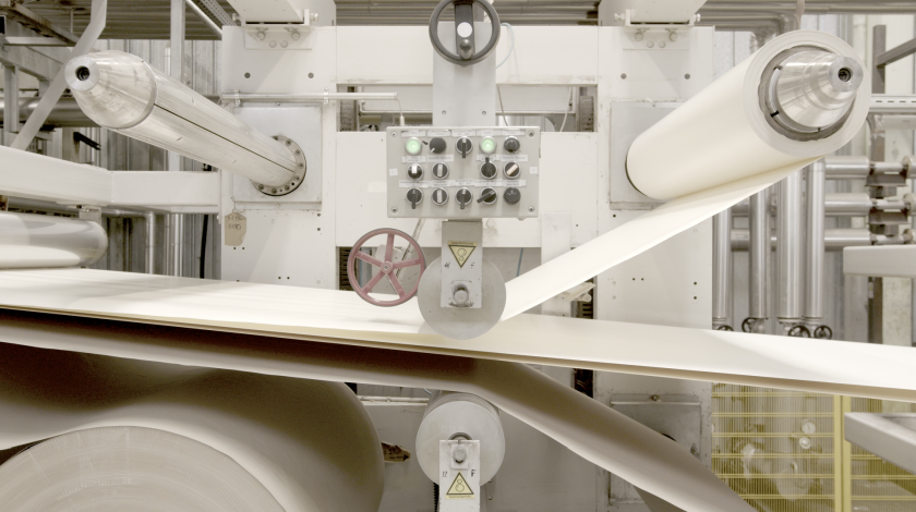 La lavorazione di un laminato in un centro produttivo di Neodecortech
