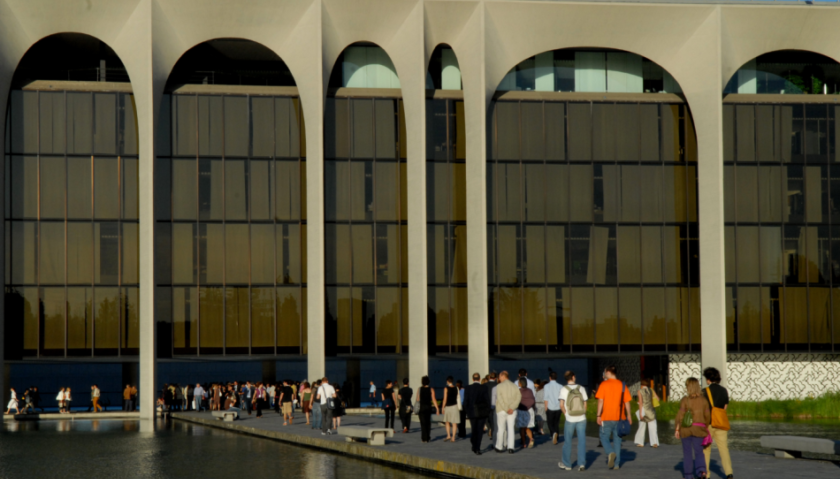Palazzo Niemeyer, sede di Mondadori a Segrate, con il laghetto davanti