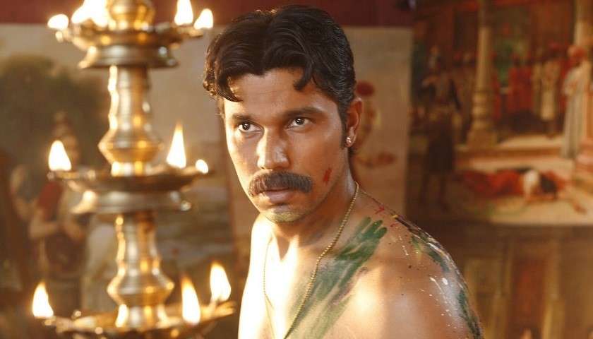 Randeep Hooda interpreta Raja Ravi Varma in una scena del film Rang Rasiya
