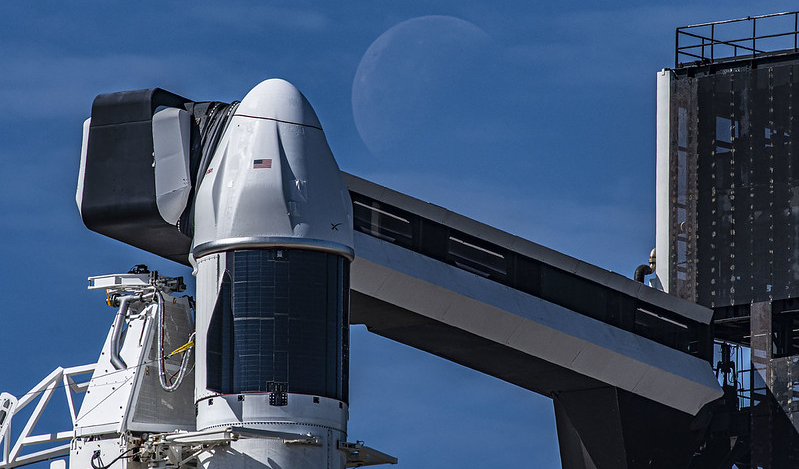 Una fotografia ravvicinata della punta di un missile di SpaceX, pronto per il lancio