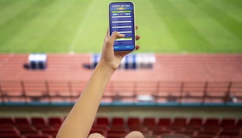 Una donna scommette su una partita di calcio allo stadio