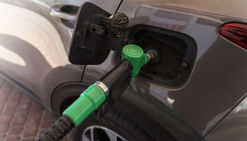 Un'auto fa rifornimento di biodiesel