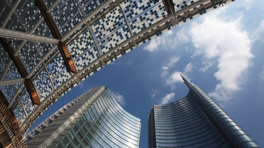 I grattacieli di Piazza Gae Aulenti a Milano visti dal basso, dal centro della piazza. In uno dei grattacieli ha sede Unicredit