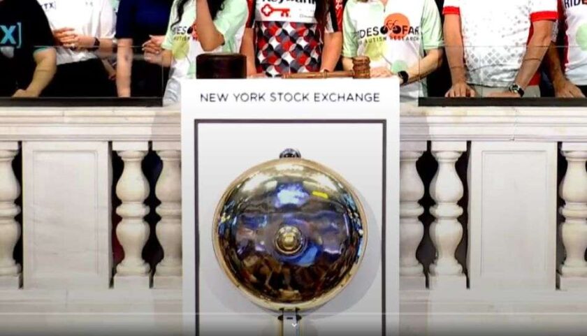 La campana che segna l'inizio delle contrattazioni a Wall Street