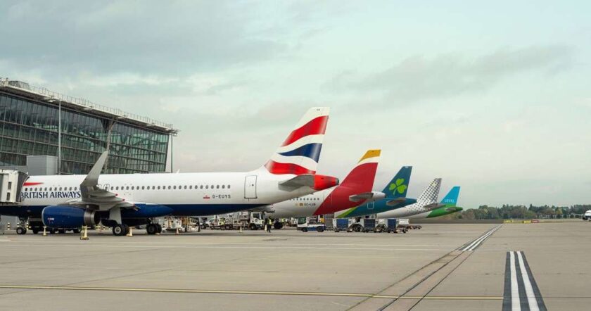 Compagnie aeree - Immagine di alcuni velivoli a terra in aeroporto
