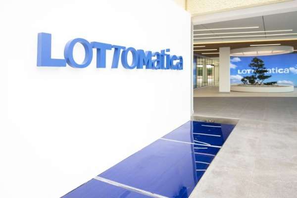 Il logo di Lottomatica campeggia in diversi punti nel salone di ingresso della sede