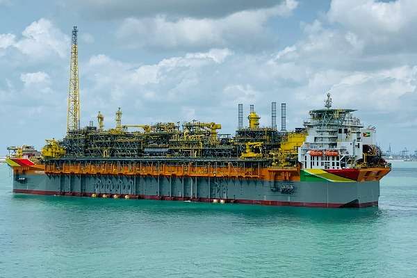 Petrolio - immagine di una petroliera in mezzo al mare