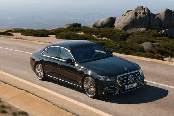Immagine di un'auto Mercedes-Benz sulla strada