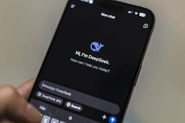 Immagine di uno smartphone collegato a chatbot DeepSeek