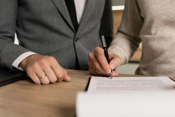 Fusioni - Immagine di due soggetti che firmano un contratto