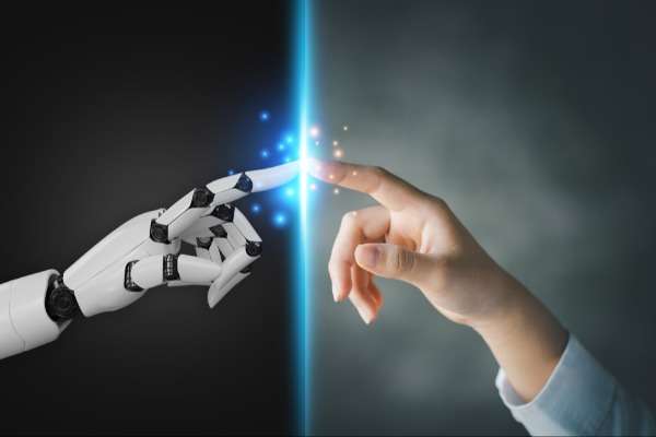 Due mani si toccano con l'indice, separate da uno schermo virtuale che genera scintille azzurre. Una è la mano di un uomo, l'altra di un robot
