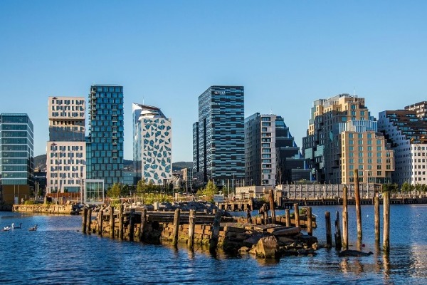 Uno specchio d'acqua vicino ai grattacieli di Oslo in Norvegia