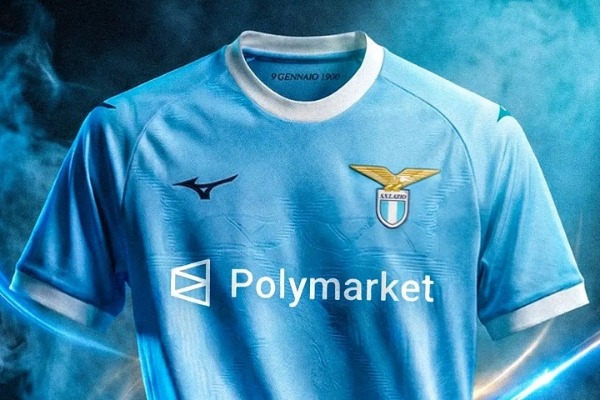 La maglia della Lazio con lo sponsor Polymarket