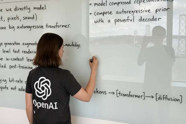 Immagine di una donna che scrive su una lavagna, indossando una maglietta con un grande logo OpenAI.