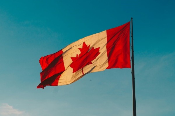 Una bandiera del Canada che sventola